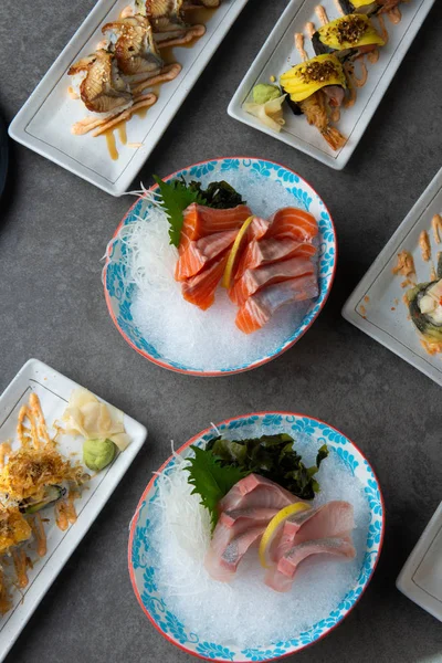 Geleneksel Japon Suşi ve sashimi ile tablo