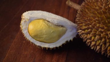 Ahşap arka plan üzerinde ham olgun durian görünümü Kapat