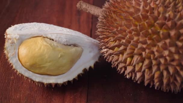 Vista Cercana Del Durian Maduro Crudo Sobre Fondo Madera — Vídeo de stock