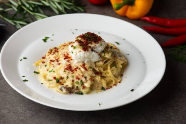 Makarna carbonara ve vıcık vıcık yumurta ve chicke
