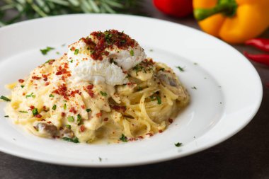 Makarna carbonara ve vıcık vıcık yumurta ve chicke