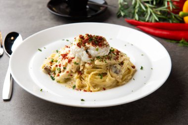 Makarna carbonara ve vıcık vıcık yumurta ve chicke