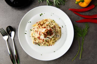 Makarna carbonara ve vıcık vıcık yumurta ve chicke