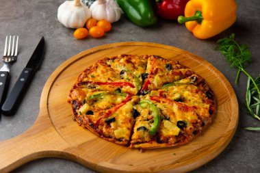 rustik arka plan ile İtalyan pizza