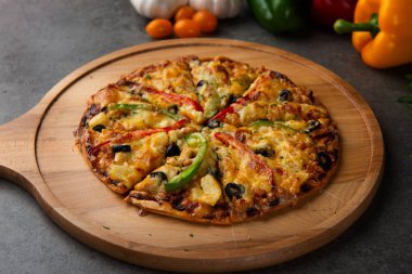 rustik arka plan ile İtalyan pizza