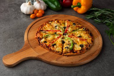 rustik arka plan ile İtalyan pizza