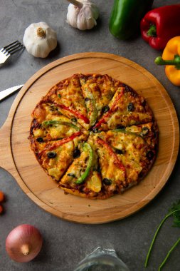 rustik arka plan ile İtalyan pizza