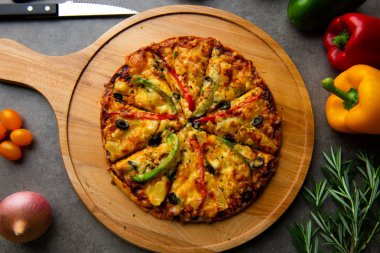 rustik arka plan ile İtalyan pizza