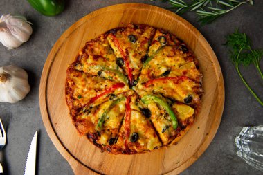 rustik arka plan ile İtalyan pizza