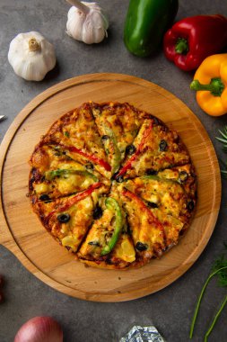 rustik arka plan ile İtalyan pizza