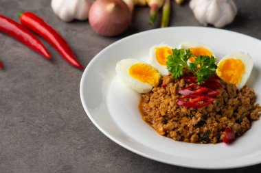 Pad Ka-prao karıştırın kızarmış biber ve fesleğen kıyılmış kıyılmış domuz