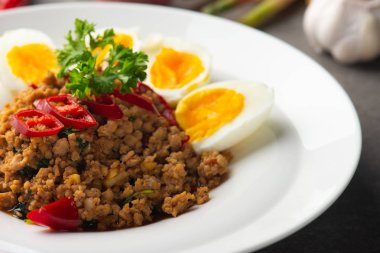 Pad Ka-prao karıştırın kızarmış biber ve fesleğen kıyılmış kıyılmış domuz