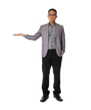 Sunulması ve metin veya ürün üzerinde beyaz adam izole gösterilen mutlu gülümseyen genç adam