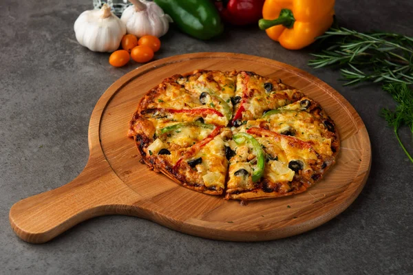 rustik arka plan ile İtalyan pizza