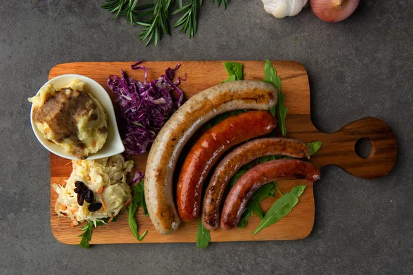 Saucisses Grillées Avec Purée Pommes Terre Sur Planche Bois — Photo