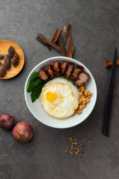 Haut Riz Porc Bbq Avec Fond Matières Premières — Photo