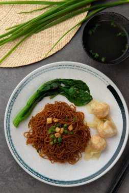 hammadde zemin üzerine gittiğini erişte