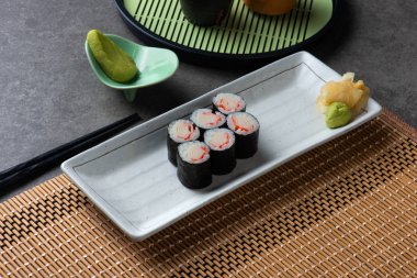 Yengeç eti maki rulo