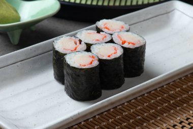 Yengeç eti maki rulo