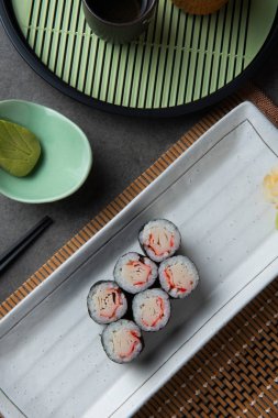 Yengeç eti maki rulo