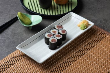 Maki Tuna suşi rulo