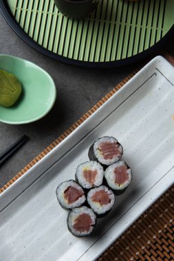 Maki Tuna suşi rulo