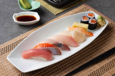 çeşitli suşi Sashim plaka, üstten görünüm 