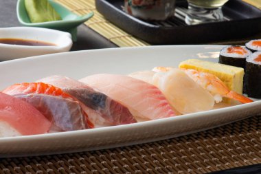 çeşitli suşi Sashim plaka, üstten görünüm 