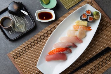 çeşitli suşi Sashim plaka, üstten görünüm 