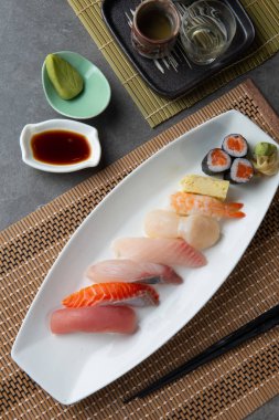 çeşitli suşi Sashim plaka, üstten görünüm 