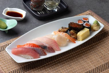 çeşitli suşi Sashim plaka, üstten görünüm 