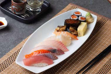 çeşitli suşi Sashim plaka, üstten görünüm 