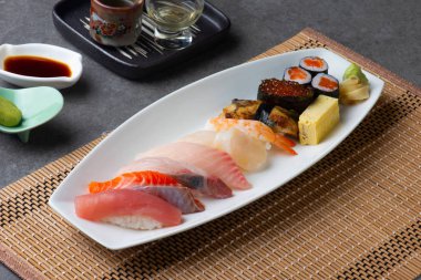 çeşitli suşi Sashim plaka, üstten görünüm 