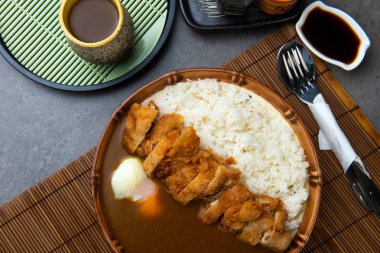 Katsu köri; Köri pirinç kızarmış por ile