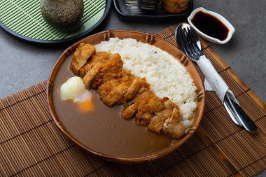 Katsu köri; Köri pirinç kızarmış por ile