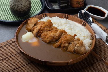 Katsu köri; Köri pirinç kızarmış por ile