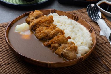 Katsu köri; Köri pirinç kızarmış por ile