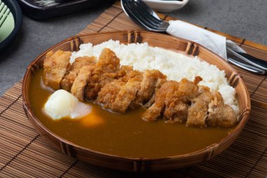 Katsu köri; Köri pirinç kızarmış por ile