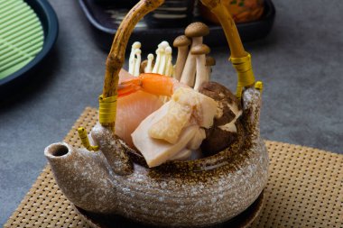 miso çorbası çaydanlık üzerinde