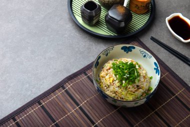 Japon sarımsak Ric kase, ana sayfa görünümü