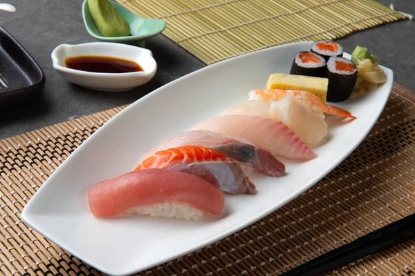 çeşitli suşi Sashim plaka, üstten görünüm 