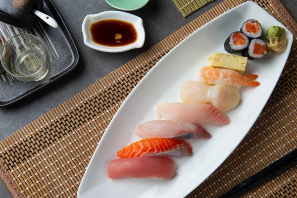 çeşitli suşi Sashim plaka, üstten görünüm 