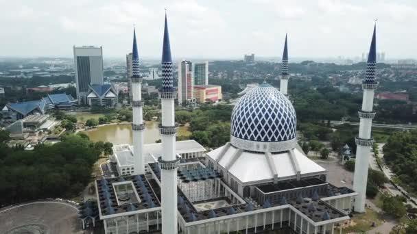 Aerial View Masjid Sultan Salahuddin Abdul Aziz Shah Blue Mosque — Stock Video