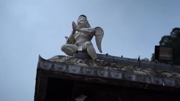 Hindu Gott Garuda Vishnu Bewacht Spitze Der Batu Höhlen Tempel — Stockvideo