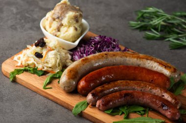 Masada püre patates ile ızgara sosis