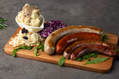 Masada püre patates ile ızgara sosis