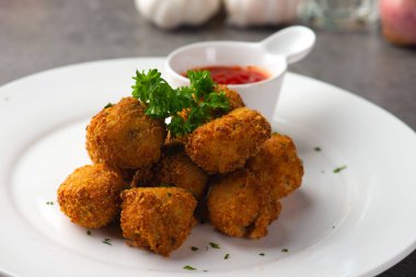 tablo üzerinde derin kızarmış köfte