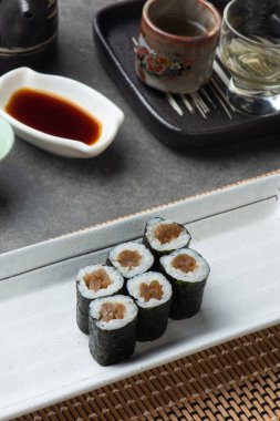 ton balığı maki sushi roll ile arka plan