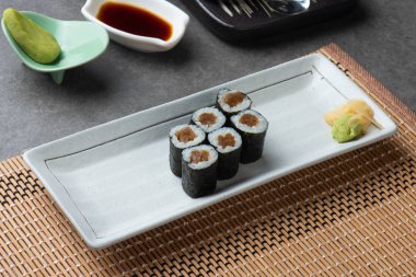 ton balığı maki sushi roll ile arka plan