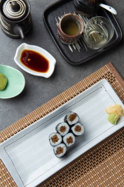 ton balığı maki sushi roll ile arka plan